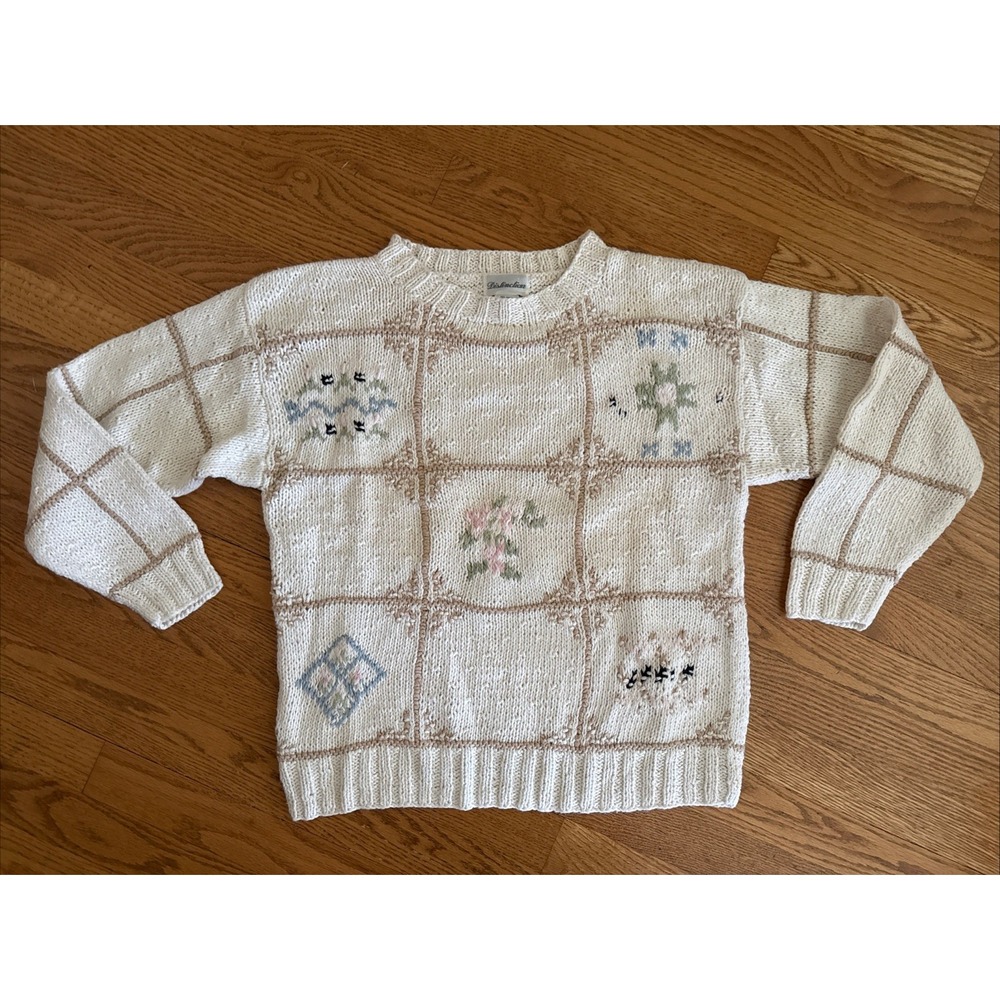 VTG Distinction Knitted Sweater with Flowers Size Medium Cozy Cottage